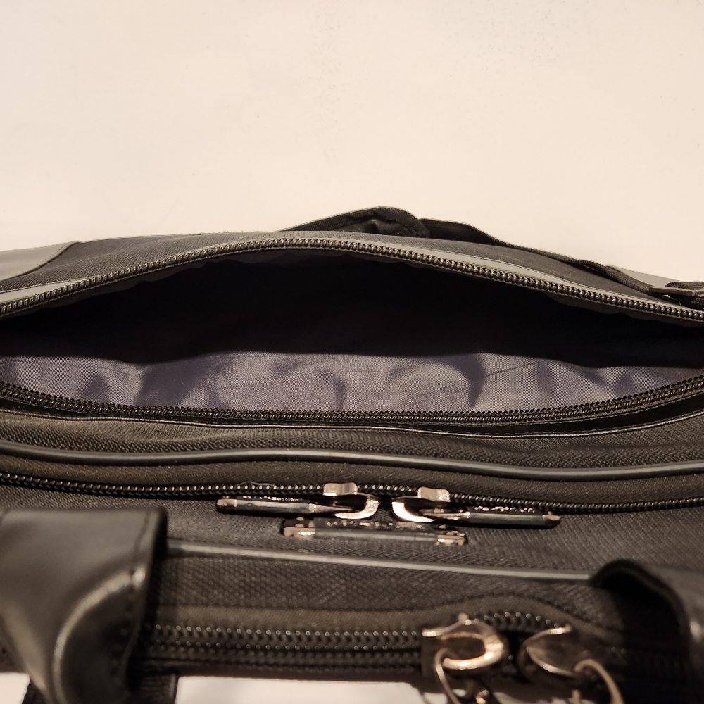 Like New Kenneth Cole Reaction Work Bag with R-tech lining - Picture 5 of 10